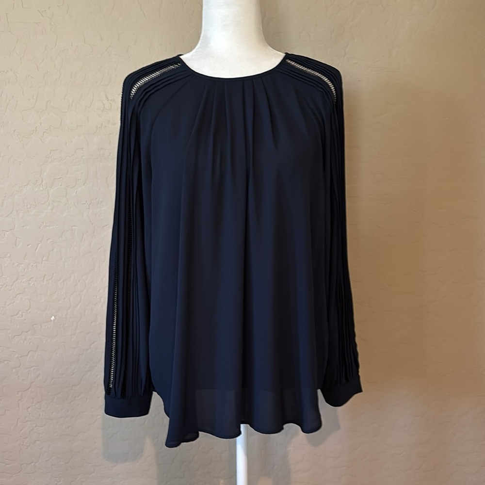 ANN TAYLOR 💙 Blouse with Lace detail on sleeves